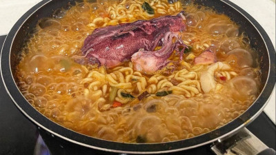 한치통찜먹다가 마무리로 라면!!